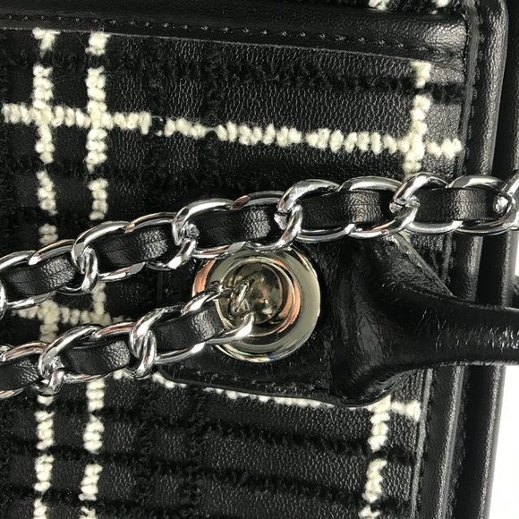 NWOT Le'Festin Black and White Textured Handbag with Silver Chain Shoulder Strap - Picture 4 of 6